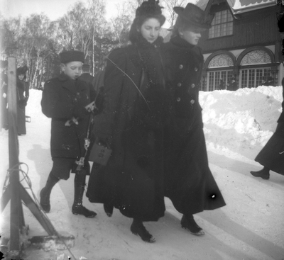 Två kvinnor och en pojke, vintertid, 1890-tal