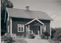 Lilla Brunna med manbyggnad uppförd 1936.