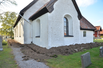 Lids kyrka, grävt dike för åskringledare