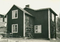 Tyfvelund med manbyggnad uppförd 1937.