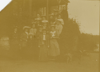Damer uppställda på en trappa, Grundet 1906