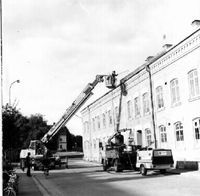 Sprutmålning av tak på Fors fabriker i Nyköping år 1980