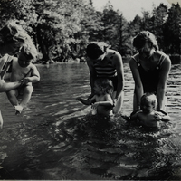 Tre mammor badar med barnen i sjön, 1936