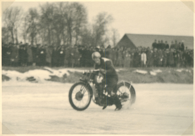 Motorcykeltävling i Lergropen år 1945