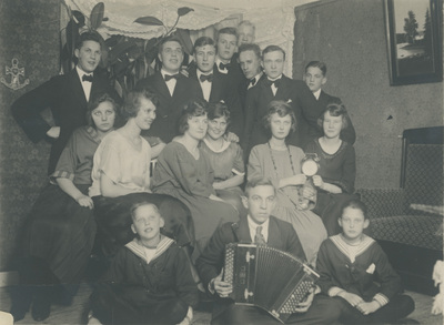 Gruppfoto på Einar Höglund med vänner