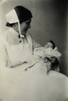 Sjuksköterska med spädbarn, 1935