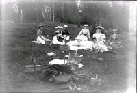Sällskap har picknick i hagen, Ökna säteri i Floda socken