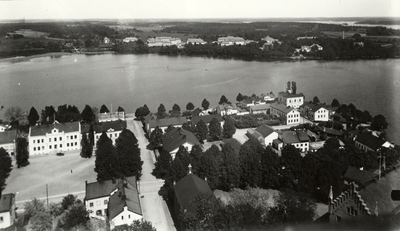 Utsikt från domkyrkan i Strängnäs mot det nybyggda Sundby sjukhus.