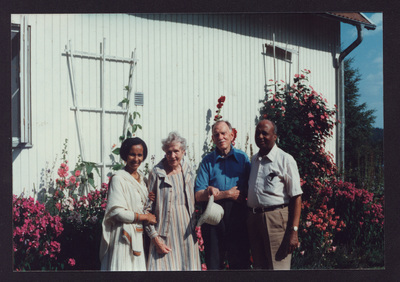 Fride och Naëmi Hylander med Emmanuel Geburselassie och hans fru i Runtuna