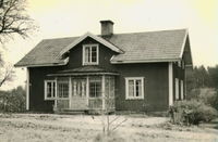 Hällfallstorp med mannbyggnad uppförd på 1890-talet.