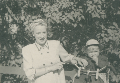 Agneta och Anette Pinner år 1946