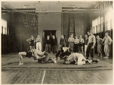 Elever vid brottningsträning på Solbacka Läroverk, 1933