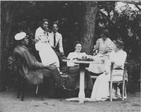 Fr.v. Eriksson, Lisa Hall, Henry Eriksson (Karins fästman), Maria Hall, Karin Hall och Fru Eriksson