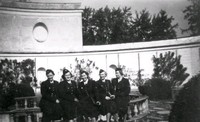Fem kvinnor klädda i uniform