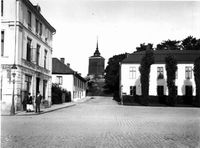 Västra Klockstapeln sett från Slottsgatan i Nyköping, omkring 1920