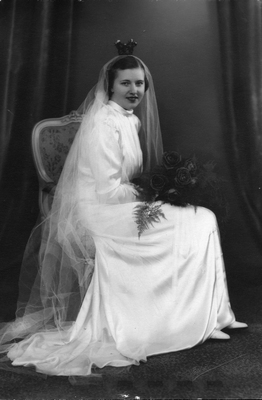 Brudfoto, Ingrid Blom hemsydd i brudklänning 1939