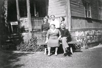Familjeporträtt framför ett hus