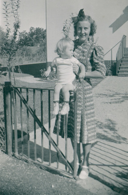 Karin Wohlin med sonen Rolf, troligen sommaren 1939.