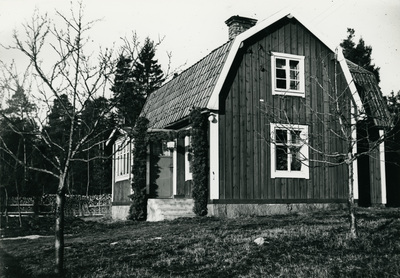 Ture och Lina Ärlunds stuga vid Karlbyå. Lina fyllde 75 år, och skylten sitter över dörren.