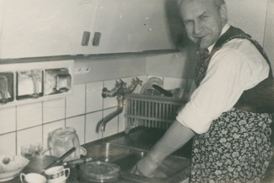 Sten Fagerström står och diskar ca 1947