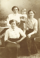 Albertina Åkerman med väninnor 1912