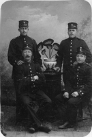 Fyra uniformsklädda herrar, till höger Johan Bergman (1886-1960)