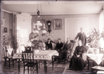 Familjeporträtt i ett vardagsrum