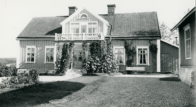 Lilla Skälby tillhörde Näsbyholm säteri men skänktes på 1860-talet till en mamsell Norling. Den inköptes på 1880-talet av farfar till Kristian Jonsson.