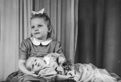 Maud  och hennes bror Hans Lindberg, dop 1949, Tibble, Skultuna
