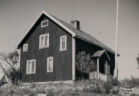 Bergastugan med manbyggnad uppförd 1940.