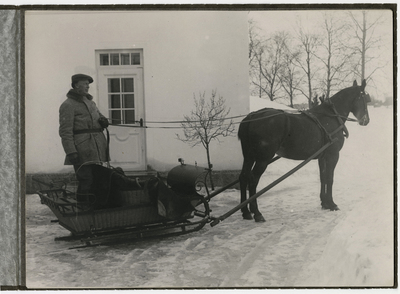 Foto, man med släde och häst, från konstnär Bodil Güntzel (1903-1998)