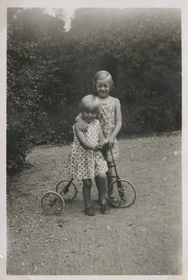 Barbro och Birgit med trehjuling, Måstena