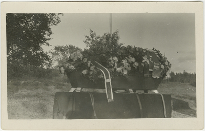 Begravningskista med blommor