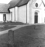 Runtuna kyrka, vapenhuset, foto 1973.
