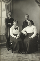 Porträttfoto av fyra ungdomar
