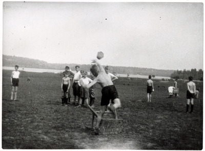 Friidrott och kulstötning vid sjön, Solbacka Läroverk, 1931