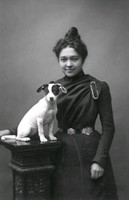 Porträtt av en kvinna och en hund.