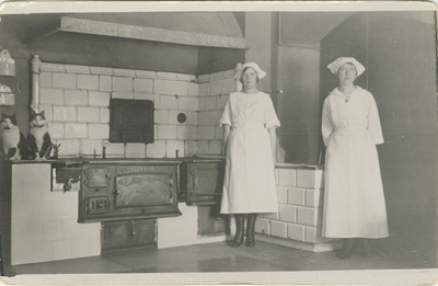 Två hembiträden i köket vid Fogelstad