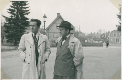 Två före detta arbetskamrater på promenad i Nyköping 1946