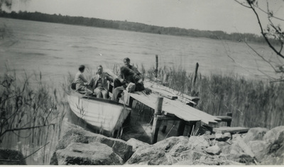 Båtbrygga vid Mälarens strand, 1934