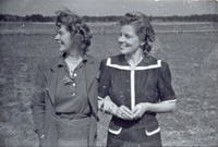 Palaemona (Mona) Mörner till höger med syster?. ca 1940-tal