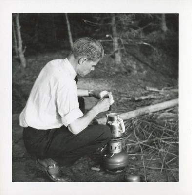 Solbackalärare Harry Berger kokar kaffe på en picknick vid Kyrksjön i Stjärnhov, 1950-tal