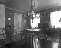Bord och stolar på gården Kinger i Vansö socken