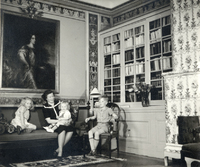 Palaemona Mörner med barnen Mariana f.1935, möjligen Carl Gustaf f.1941 och Nils f.1936, Björksund, 1940-tal