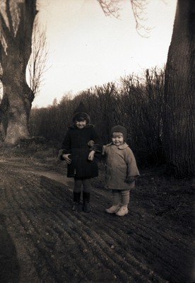 Två flickor på krattad grusplan, Måstena