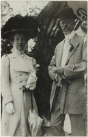 Kung Gustaf V och drottning Victoria på marknaden vid Schedewij år 1909