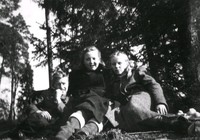 Tre ungdomar i skogen