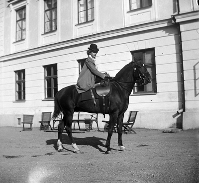 Helene Åkerhielm till häst, 1900-tal
