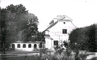 Muren och flygelbyggnaden vid Ökna säteri i Floda socken