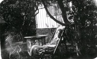 I Larssons stugas trädgård, kvinna i solstol, Mölle år 1925